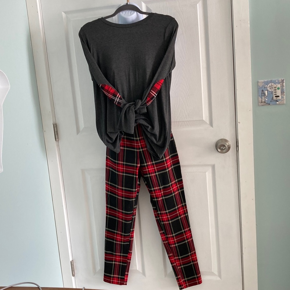 NWT Two Piece Outfit Top is S Bottoms 6